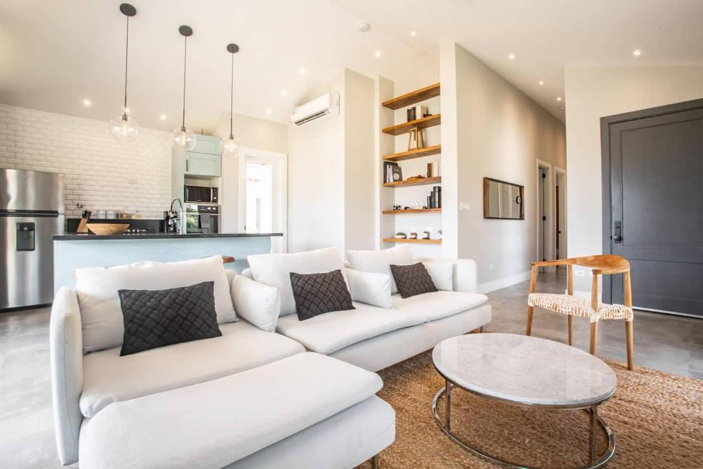 Nhà bếp/bếp nhỏ tại Next To Beach Club Blue 2 Bedroom Family Villa