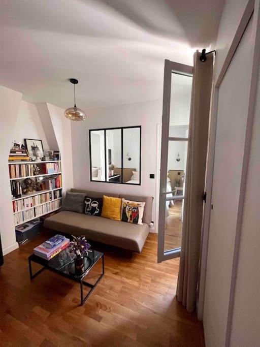 un salon avec un canapé et une table dans l'établissement Appartement d'architecte, Paris-République 2P, à Paris