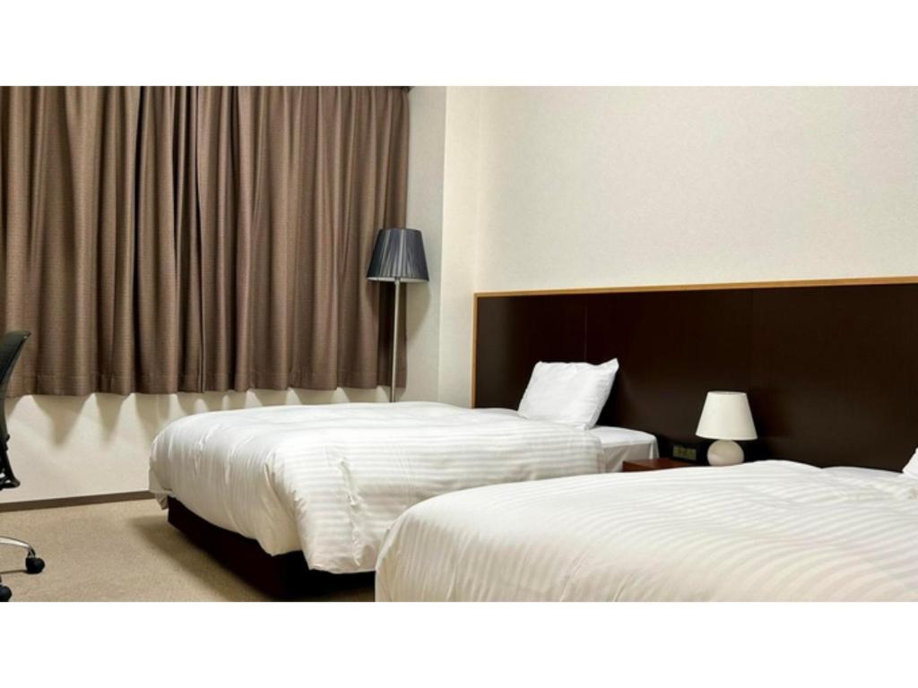 a hotel room with two beds and a window at Ikoi no Mura Shimane - Vacation STAY 27430v in Kyōmendao