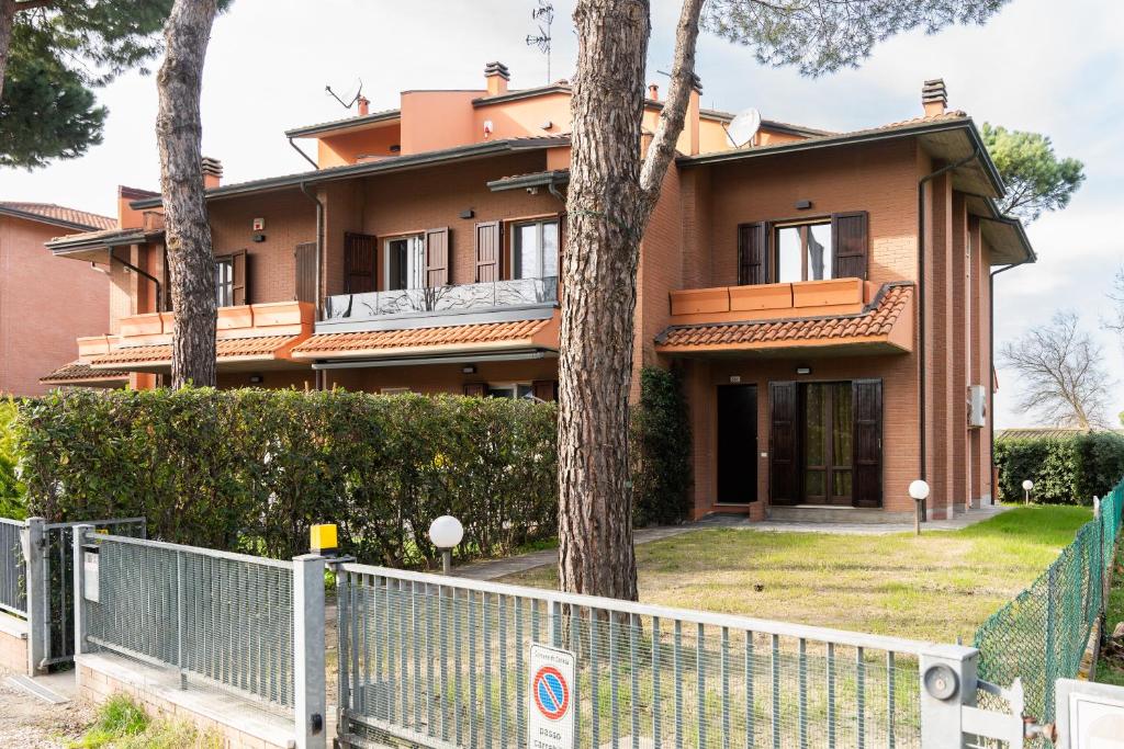 una casa con una valla delante de ella en Casa Indipendente con Giardino, en Cervia