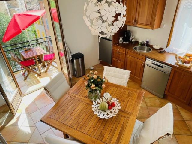a kitchen with a wooden table with flowers on it at Marie à Callas in Callas