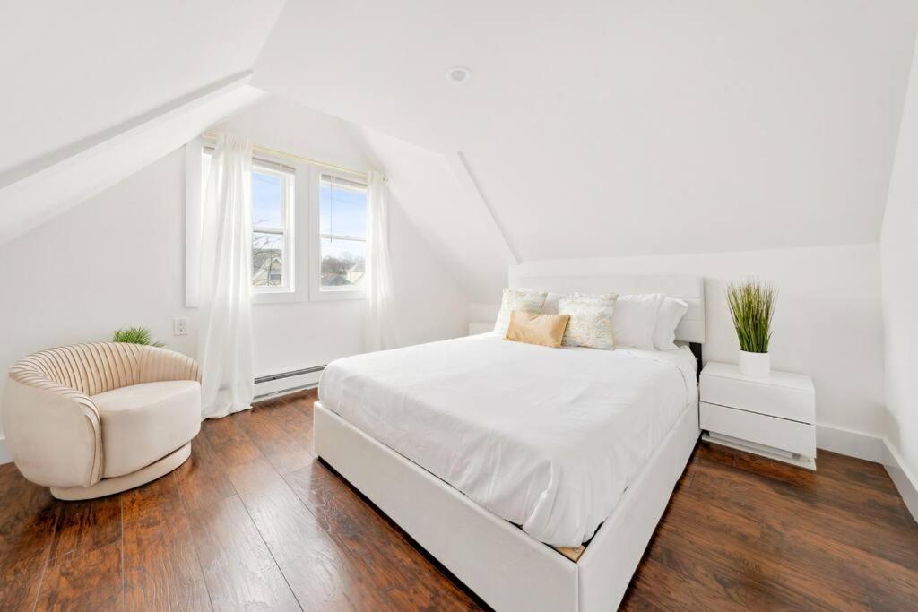 揚克斯的住宿－NY Luxury 1BR PRIME location Free Parking!，白色卧室配有白色的床和椅子