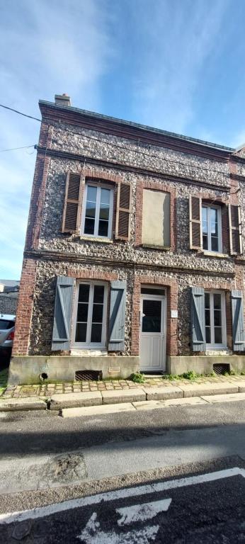 Le chant des mouettes a 300 m de la mer et du port في فيكامب: مبنى من الطوب القديم على جانب شارع