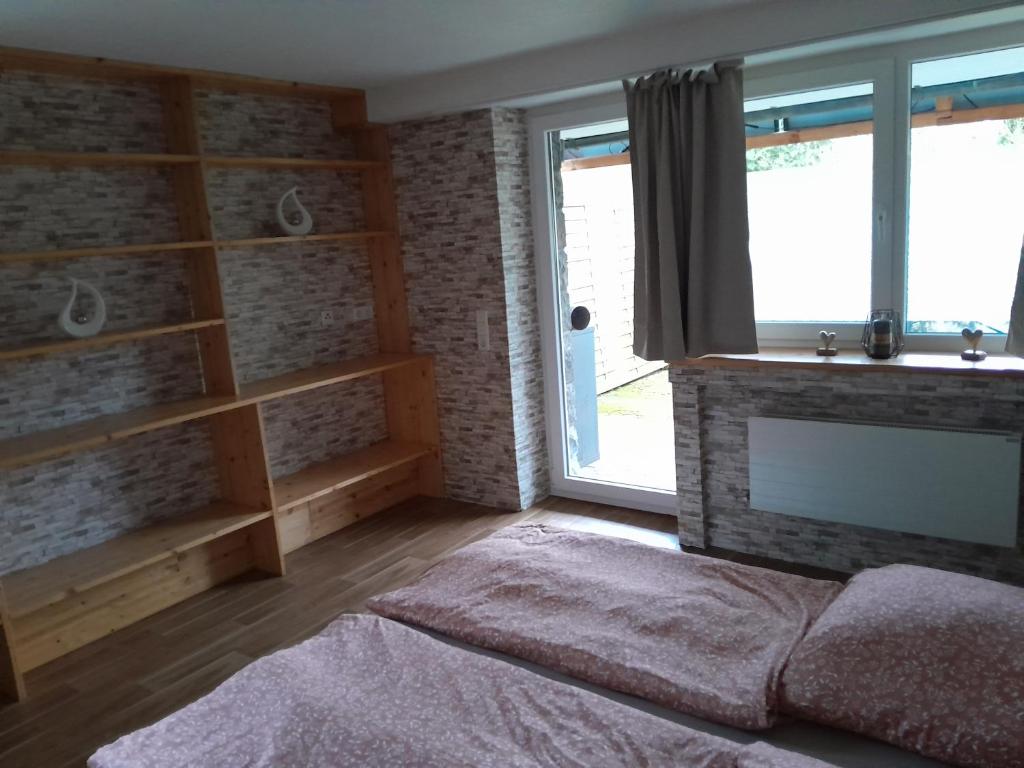 een slaapkamer met een bed, een open haard en ramen bij FeWo-Rantafutt in Olsberg