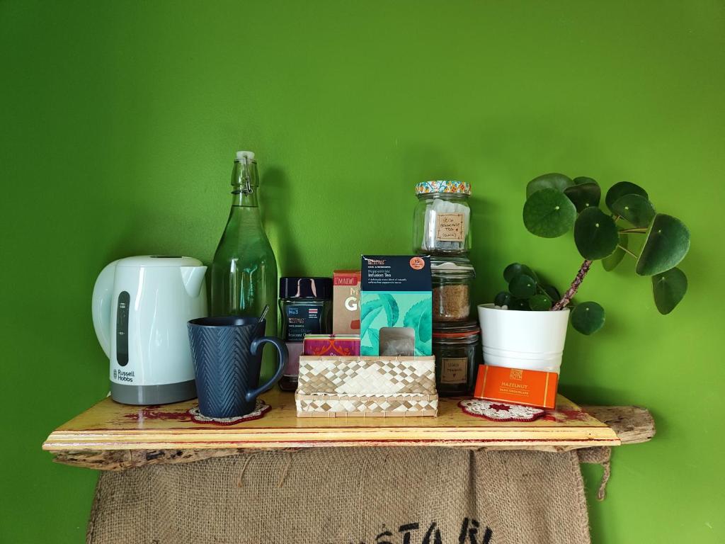 The Green Room Homestay في غالواي: رف مع الطعام وزجاجة من النبيذ