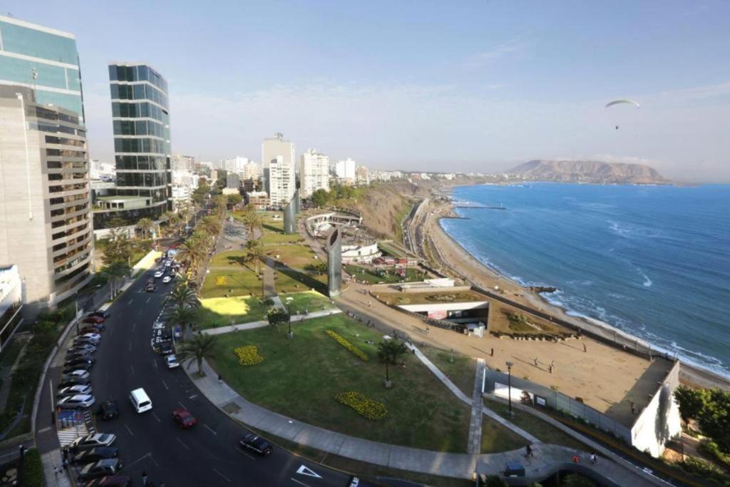 vistas a una playa con edificios y al océano en Oceanfront Miraflores Larcomar next to Marriott, en Lima