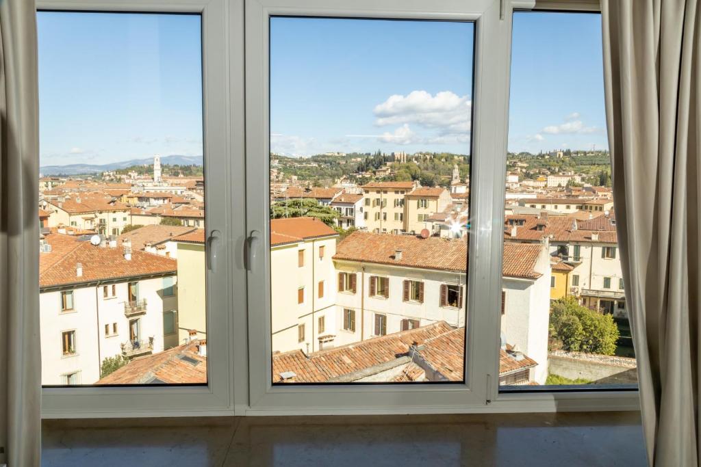una ventana con vistas a la ciudad en Kairos Room, en Verona