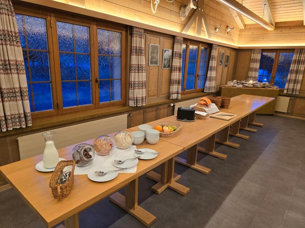 Gasthof Hirschen in Wilderswil的咖啡和沏茶工具