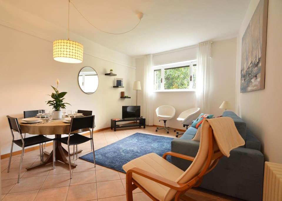 un soggiorno con divano blu e tavolo di Casa della Magnolia - In pieno Centro Storico a Padova