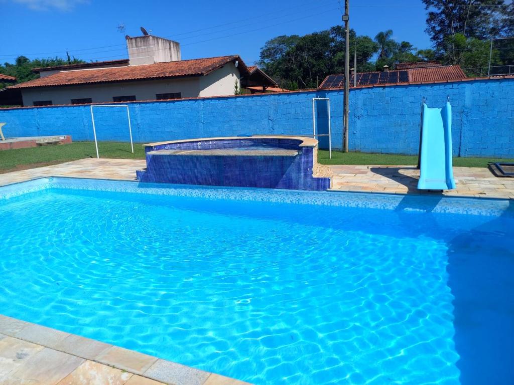 Piscine de l'établissement Chácara linda em Extrema ou située à proximité