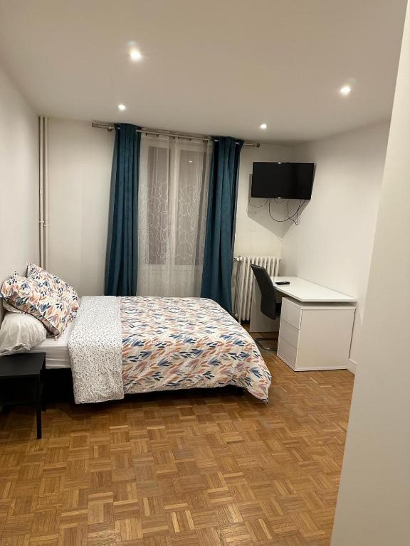 a bedroom with a bed and a desk in it at Appartement Amaya 1 - 100 m2 Paris 2024 in Pontoise