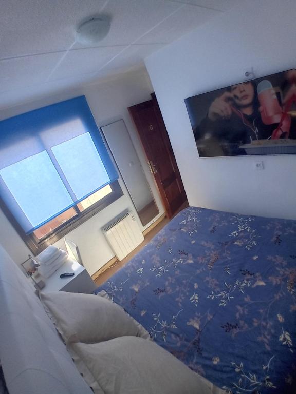 1 dormitorio con cama y ventana grande en Apartamento compartido excelente ubicación, en El Prat de Llobregat