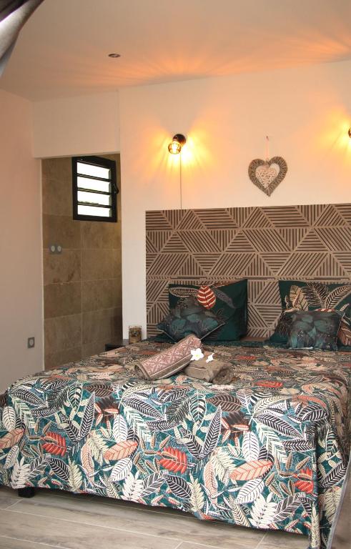 Postel nebo postele na pokoji v ubytování Le Beau Vallon 1 classée 4 étoiles - Jacuzzi privatif et piscine chauffée partagée