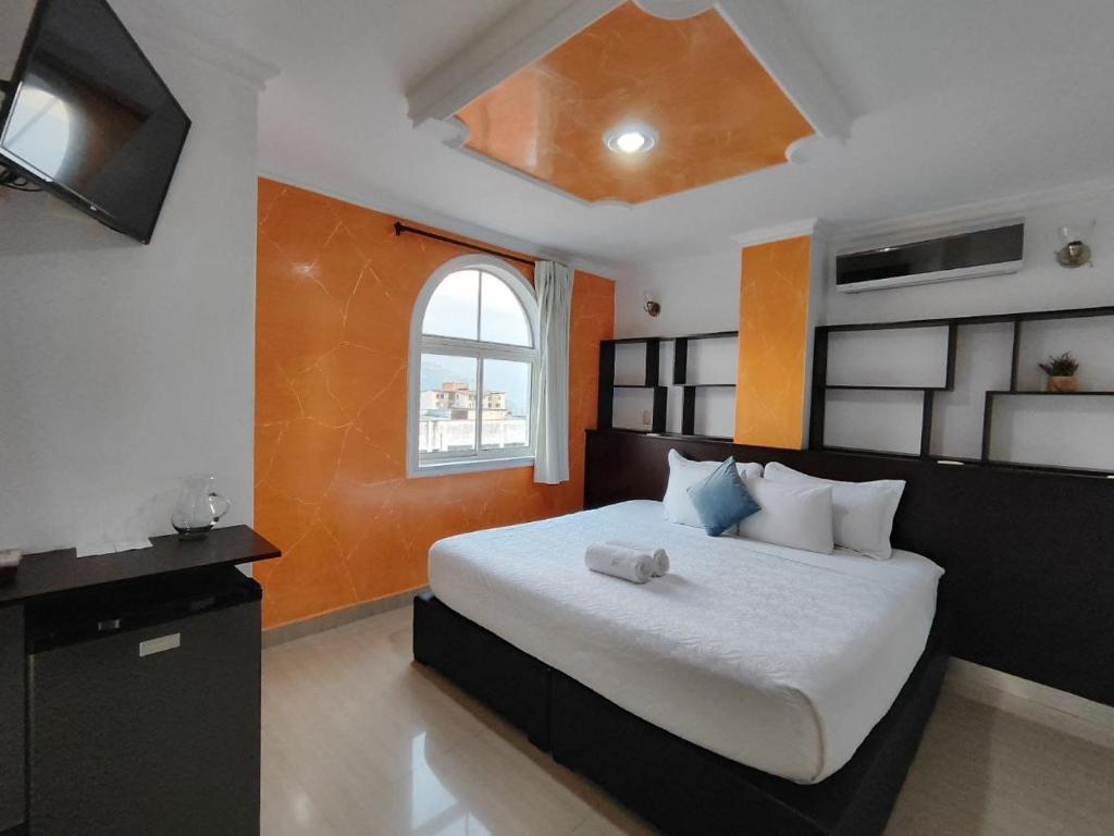 Un dormitorio con una cama con un osito de peluche. en HOTEL MILLA SUITES MERIDA en Mérida