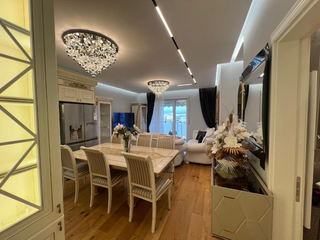 Un comedor con mesa y sillas en Dorian prestige Appartment, en Durrës