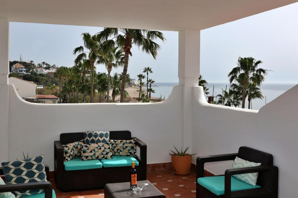ミハスにあるApartment in the center of La Cala de Mijas with Sea Viewsのリビングルーム(ソファ、椅子付)が備わります。