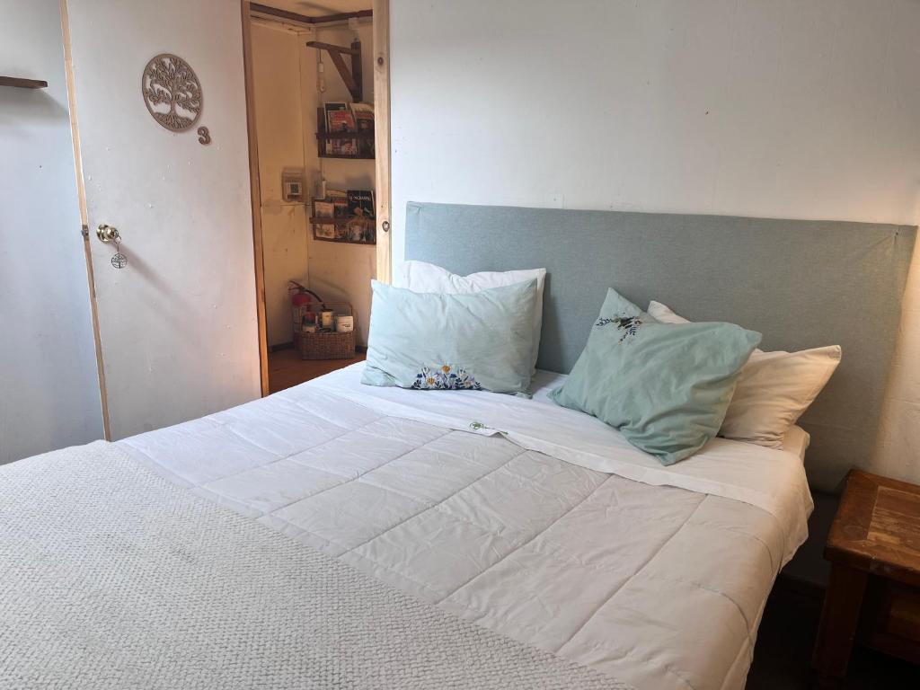 Una cama o camas en una habitación de Casa Balmaceda Backpackers