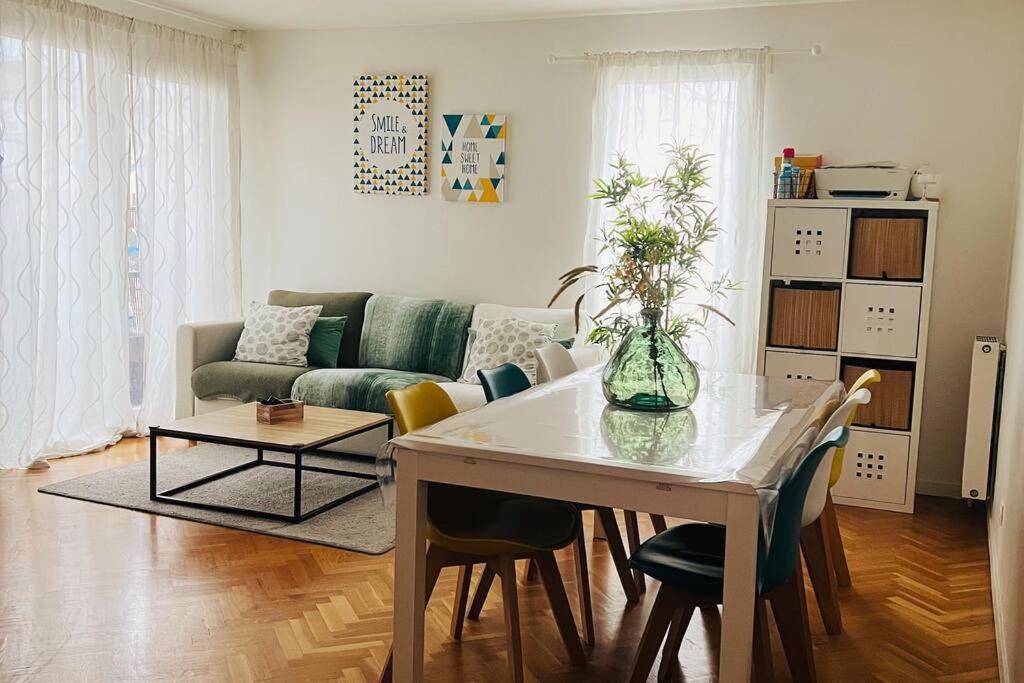un salon avec une table et un canapé dans l'établissement Saint-Denis Olympique, à Saint-Denis