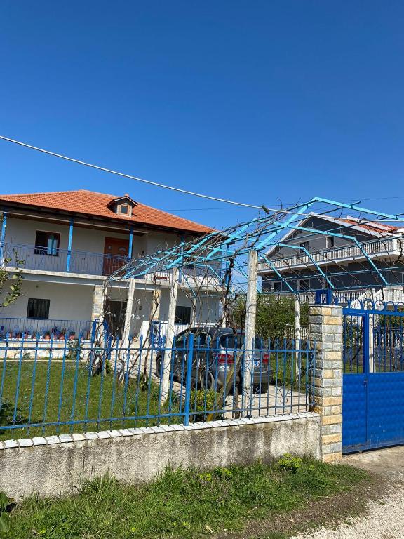 ein blauer Zaun vor einem Haus in der Unterkunft Bert-House close to the sea in Lezha