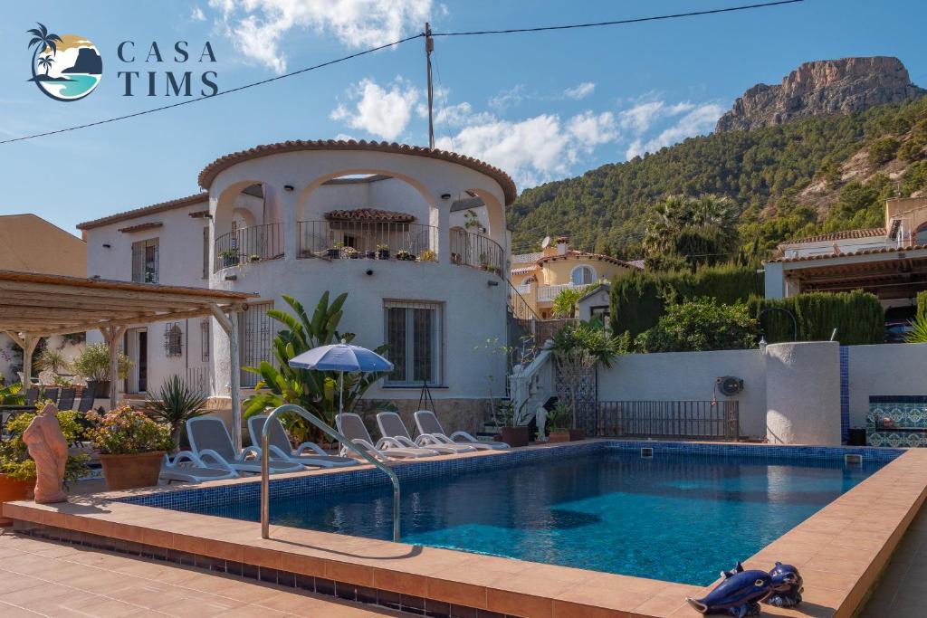 Villa con piscina frente a una casa en CasaTIMS, en Calpe
