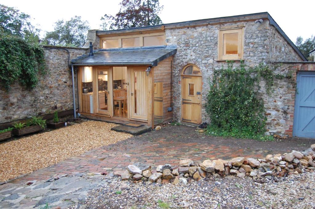 una casa de piedra con garaje y puertas azules en The Stable - rural retreat, perfect for couples, en Taunton