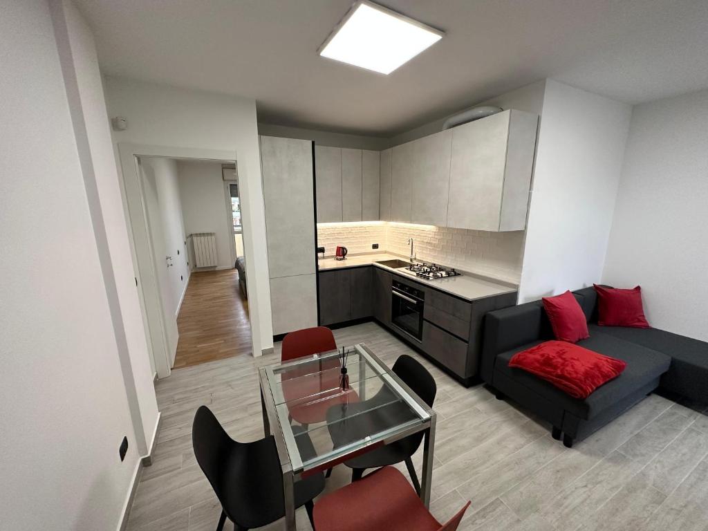 uma sala de estar com um sofá e uma cozinha em Deluxe comfortable suite with balcony Downtown em Castellanza