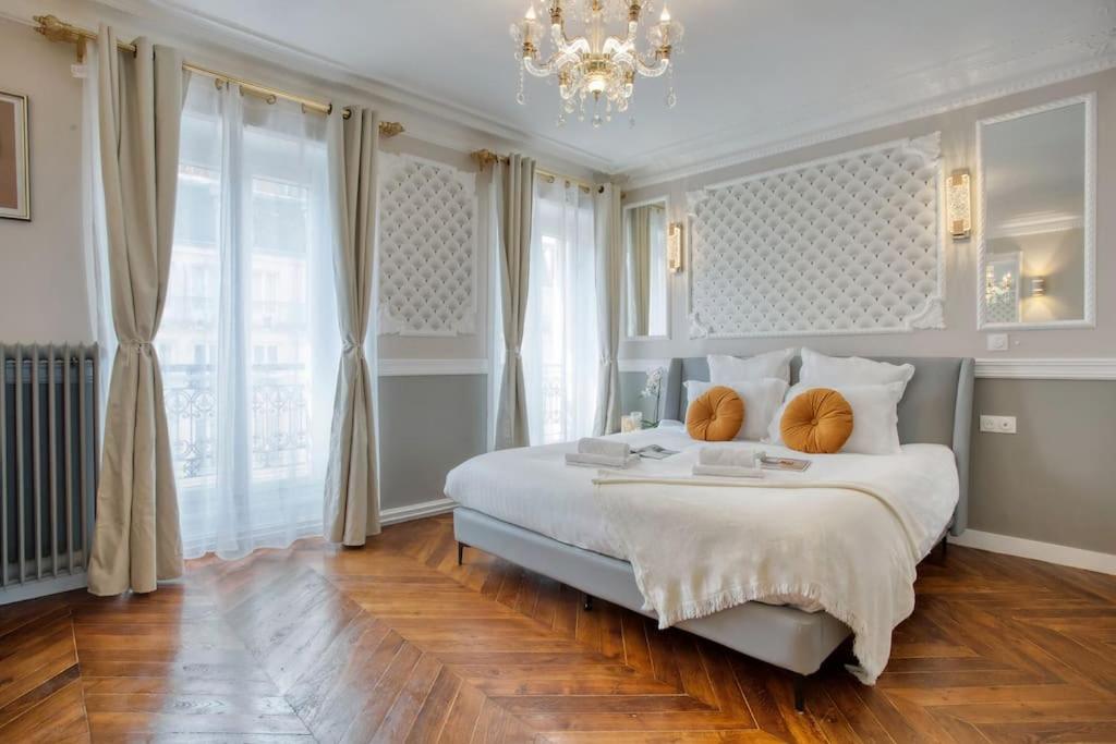 Llit o llits en una habitació de Parisian Gem: Heart of the Latin Quarter- 2BR Lift