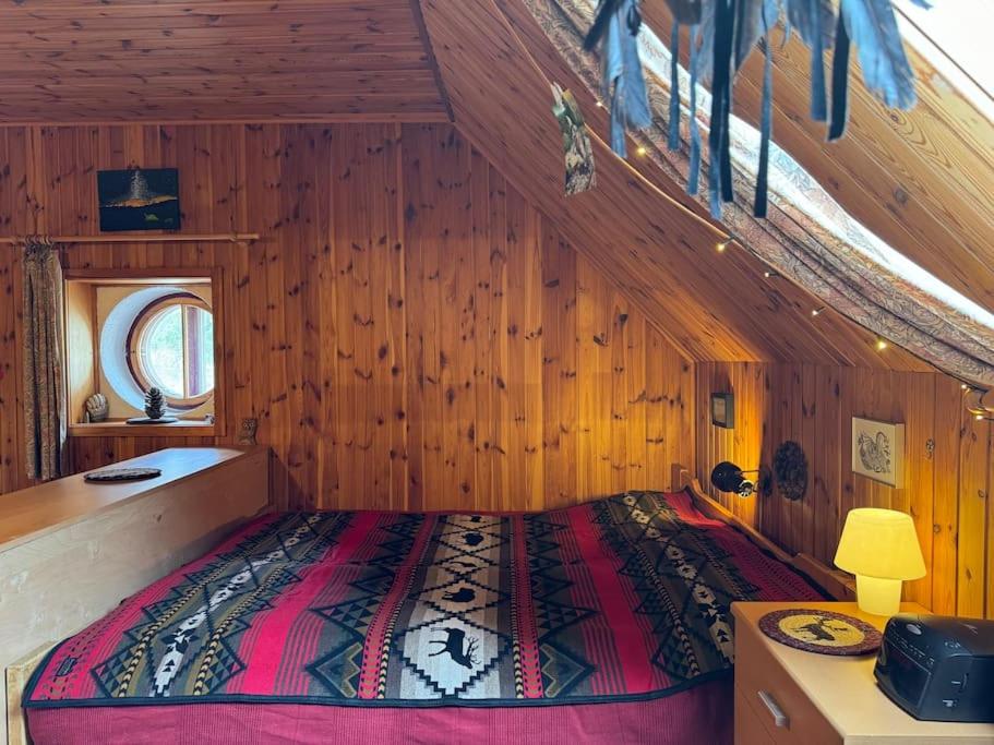 Graben的住宿－Mountain Adventure Base - Vienna Alps，木制客房内的一间卧室,配有一张床
