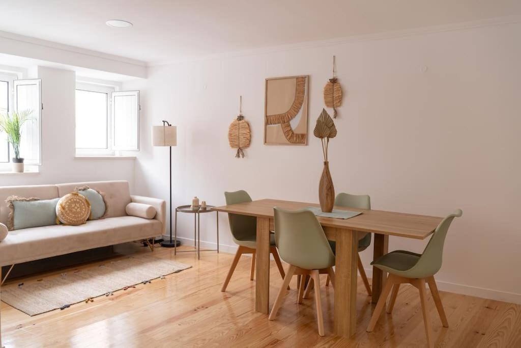 - un salon avec une table, des chaises et un canapé dans l'établissement Cozy Bohemian Flat - Mint, à Lisbonne