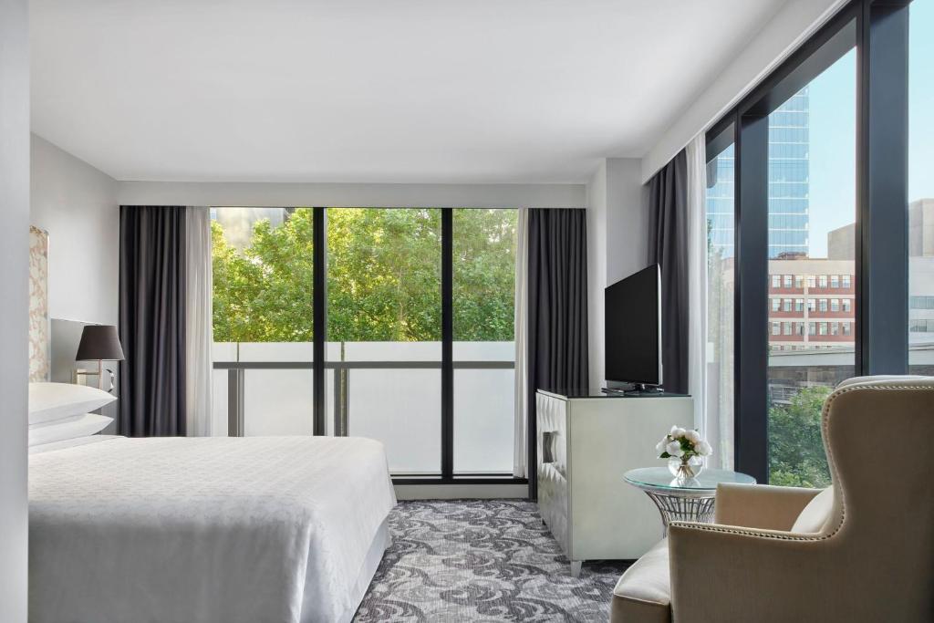 Postel nebo postele na pokoji v ubytování Sheraton Melbourne Hotel