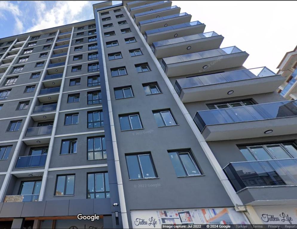 un edificio de apartamentos alto con muchas ventanas en Luxury Apartment -Es, en Sarıyer