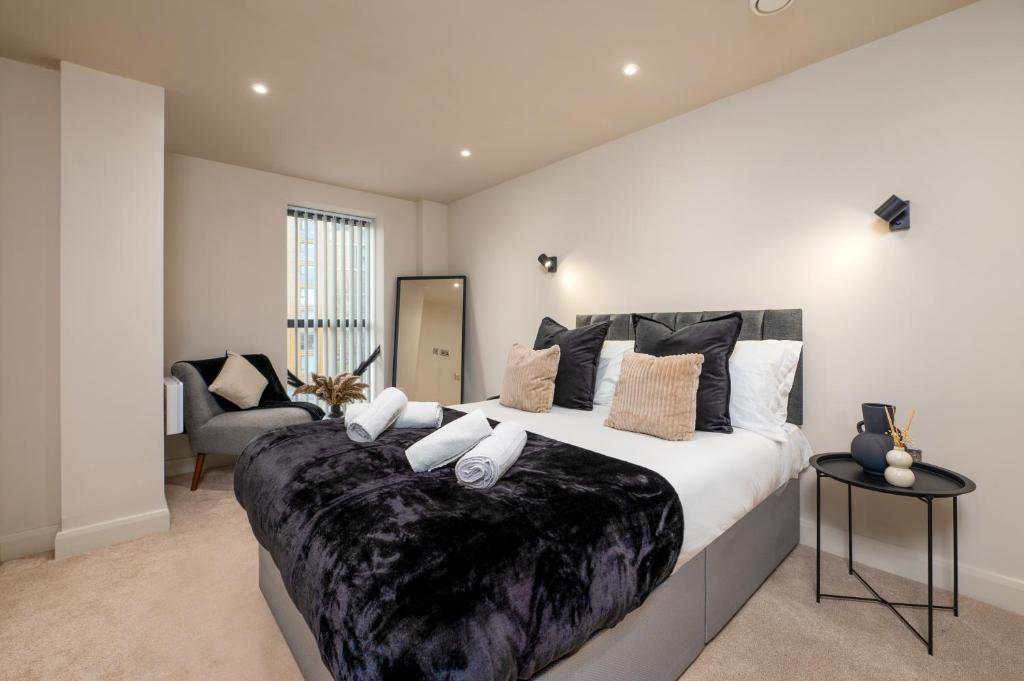 1 dormitorio con 1 cama grande en una habitación en Luxury Serviced Penthouse - City Centre - En Suite Bedrooms - Free Netflix, en Leeds