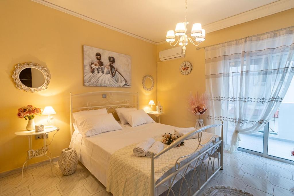 Ένα ή περισσότερα κρεβάτια σε δωμάτιο στο Erofili's Apartment ONLY 700 meters from the beach