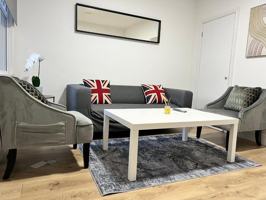 a living room with a couch and a coffee table at Stunning 3 BED 2BATH house w/parking in Reading
