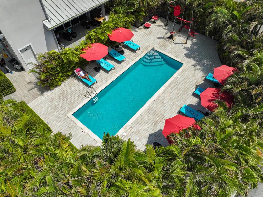 Bazén v ubytování The Locale Hotel Grand Cayman nebo v jeho okolí