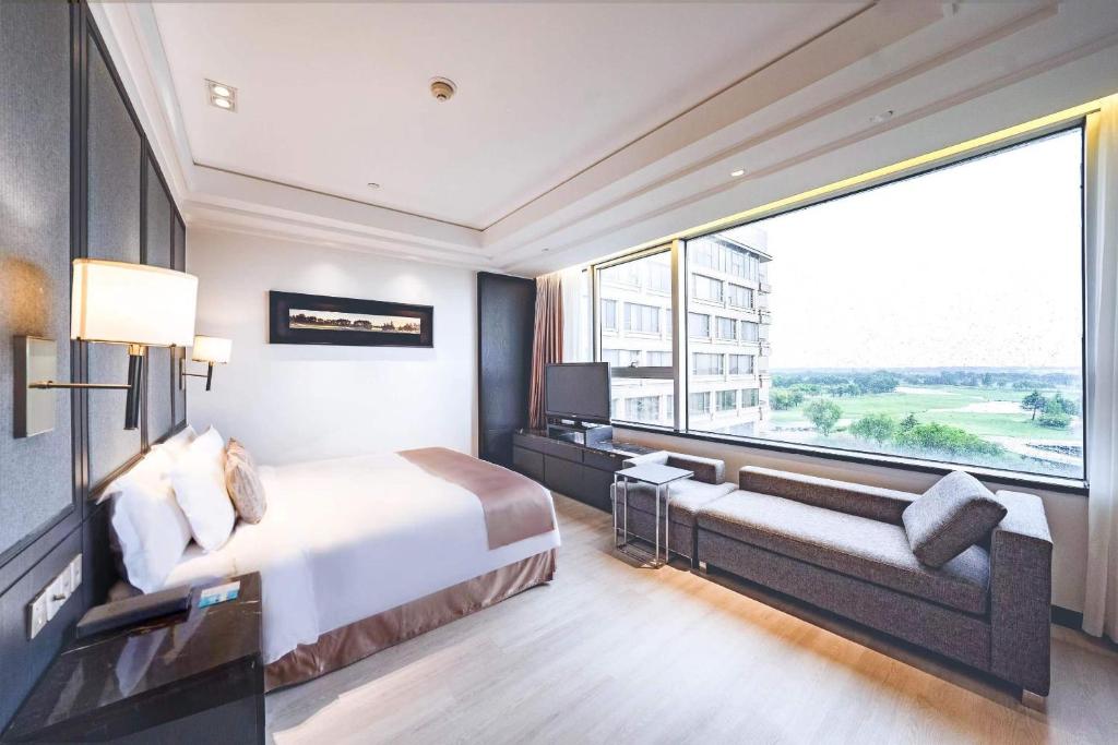 Postel nebo postele na pokoji v ubytování Crowne Plaza Shanghai Anting-Auto City - 15 Minutes drive to F1
