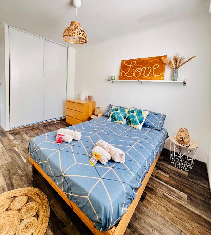 une chambre avec un lit avec des animaux en peluche dessus dans l'établissement La chataigneraie, à Menton