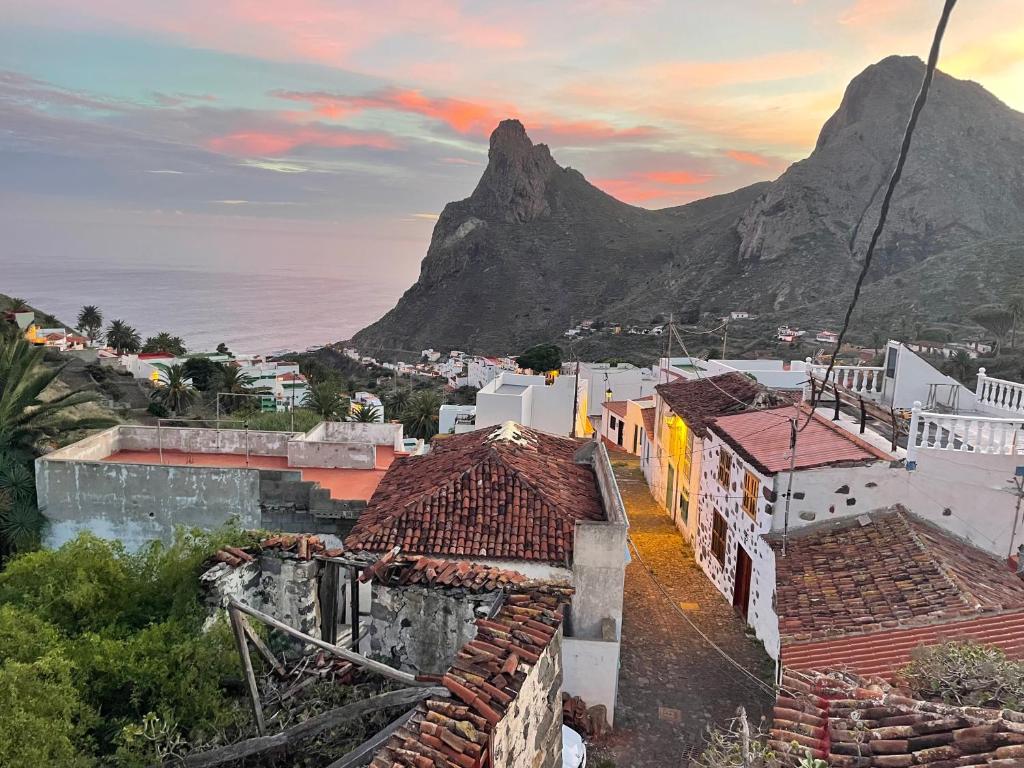ein Blick auf eine Stadt mit einem Berg im Hintergrund in der Unterkunft TheharmonyhouseTaganana in Taganana