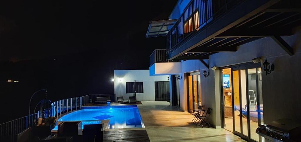 a house with a swimming pool at night at Villa Los tres Diamantes in Copacabana