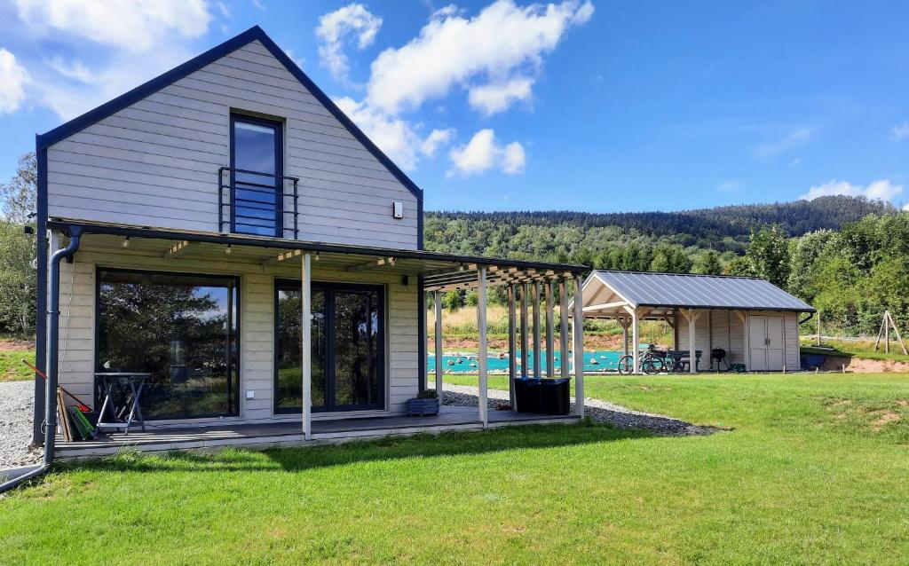 una casa con un portico coperto e un gazebo di Domek Ostoja a Łomnica