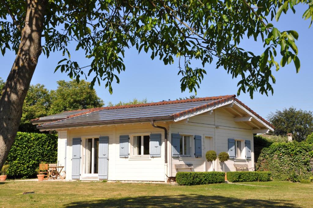 una piccola casa bianca con tetto di metallo di BnB Atelier de St. Maurice a Vésenaz