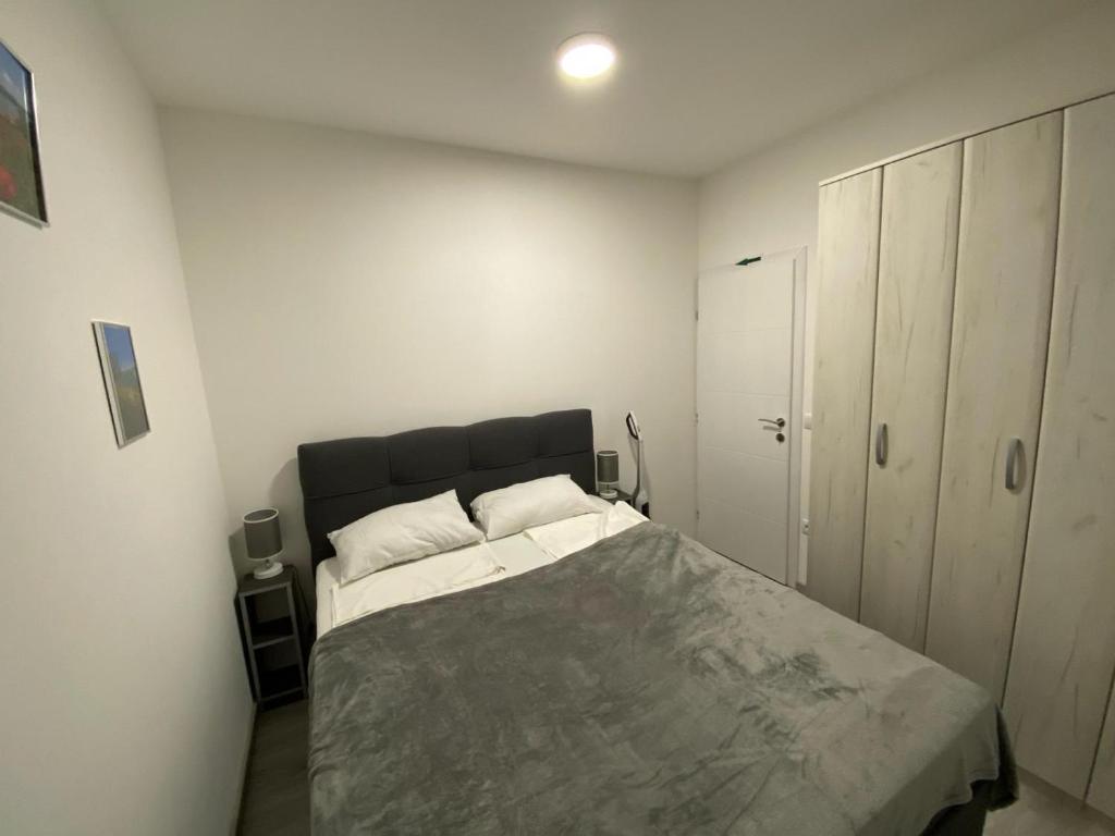 - une petite chambre avec un lit et un placard dans l'établissement Apartman Blagojevic, à Veliko Gradište