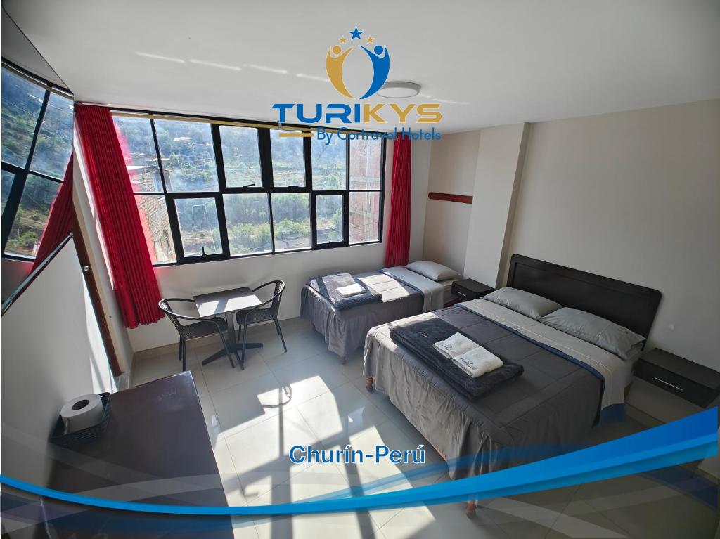 1 dormitorio con 2 camas, mesa y ventana en Hotel Turikys Churin, en Churín