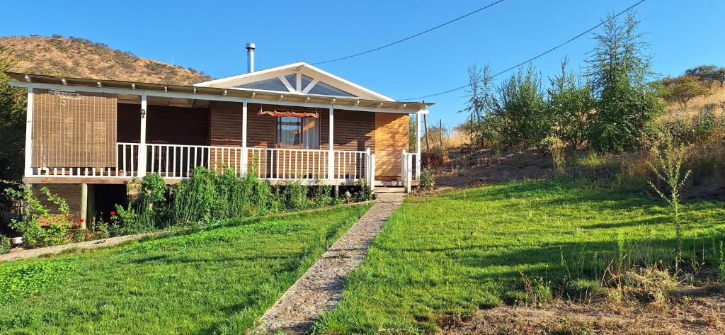 a house on a hill with a yard at Las 3 parcelas in El Manzano