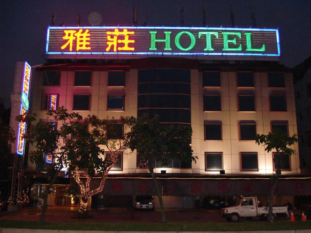 un hotel con un cartel encima de él por la noche en Attic Hotel, en Taipéi