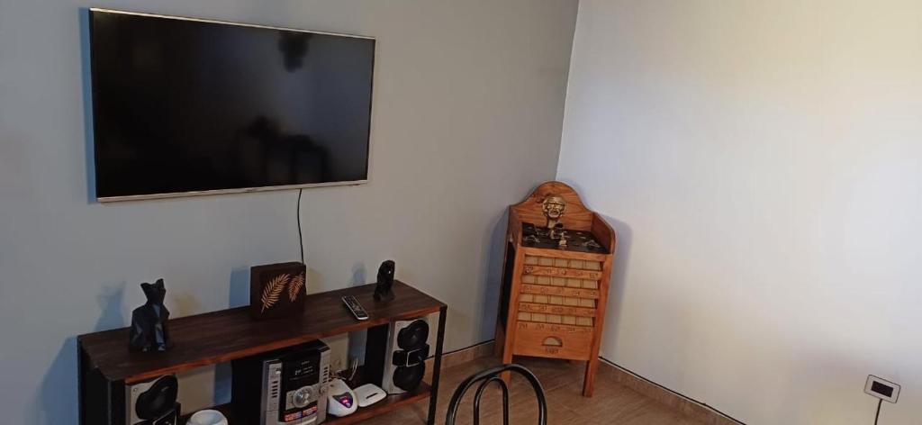 Una sala de estar con un televisor en la pared. en Casa el Benteveo, en San Luis