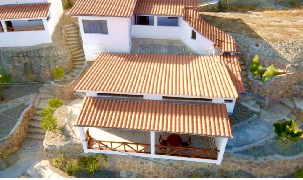 una vista aérea de una casa con techo en Casuarinas Del Mar Hospedaje Chalet 3 habitaciones, en Canoas