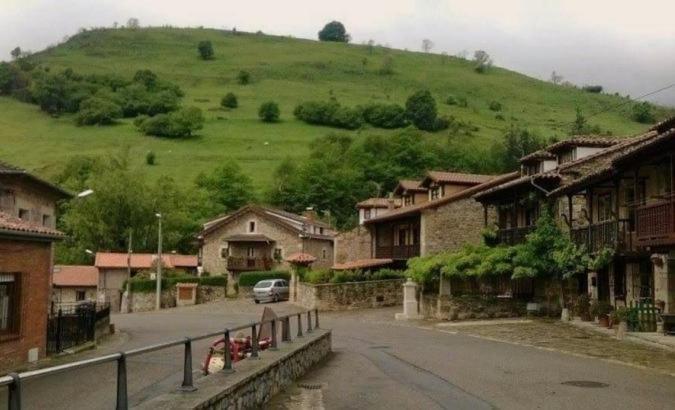 Un pueblo pequeño con vistas a las montañas y casas restauradas.