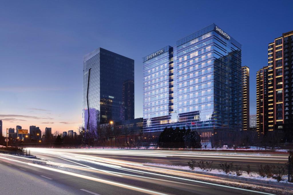 eine Skyline der Stadt mit hohen Gebäuden und einer Autobahn in der Unterkunft Sheraton Taiyuan in Taiyuan