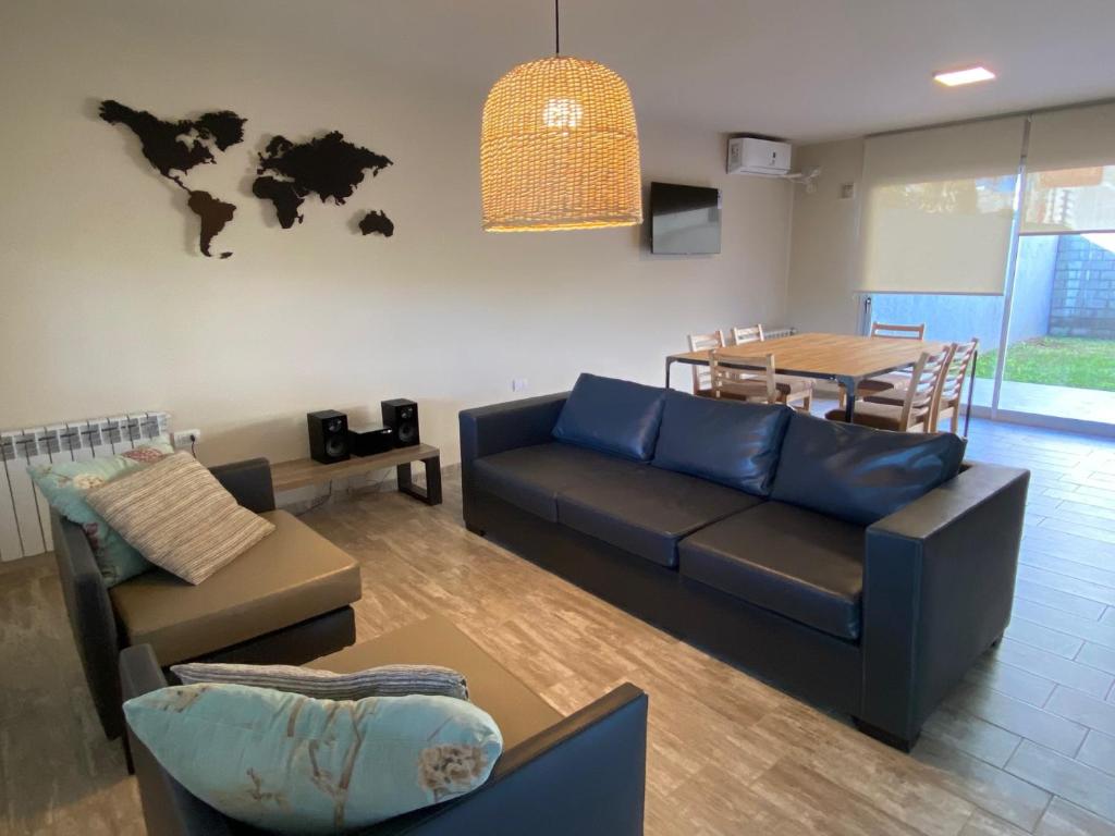 una sala de estar con un sofá y una mesa en Baita Di Franca, en Córdoba